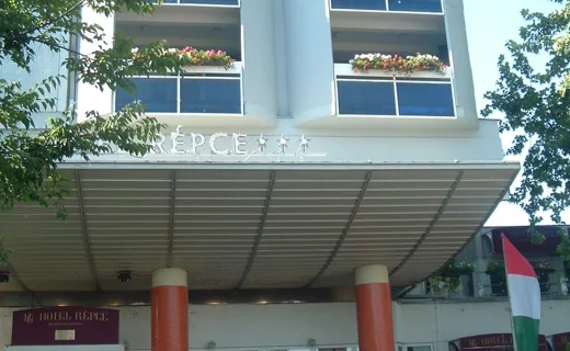 Intrarea fostului Hotel Répce, astăzi parte din Hunguest Bük, fotografie de arhivă din 2007