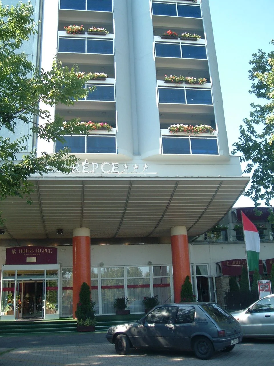 Intrarea fostului Hotel Répce, astăzi parte din Hunguest Bük, fotografie de arhivă din 2007